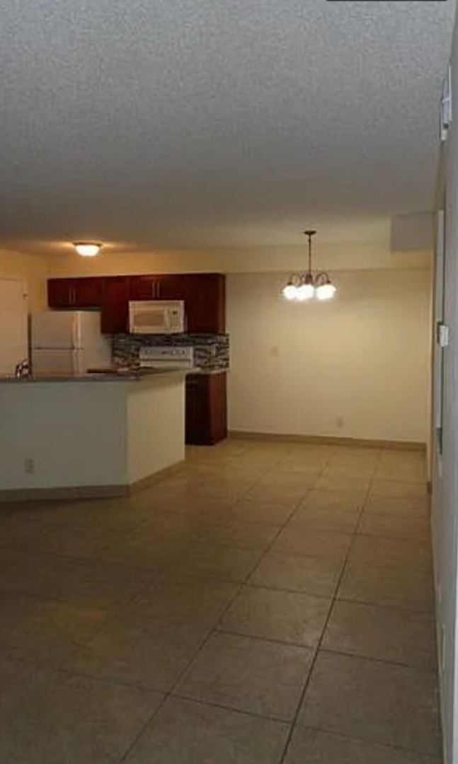 Building Photo - Spacious 2/2 Available for Move-In 9/1