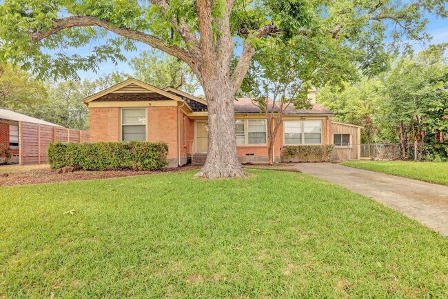 Primary Photo - Convenient Living in Dallas – 3BR/2BA Home...