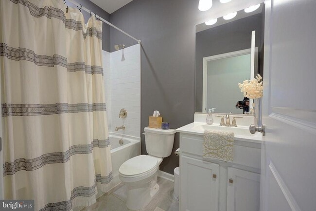 Building Photo - 65 Westmont Dr