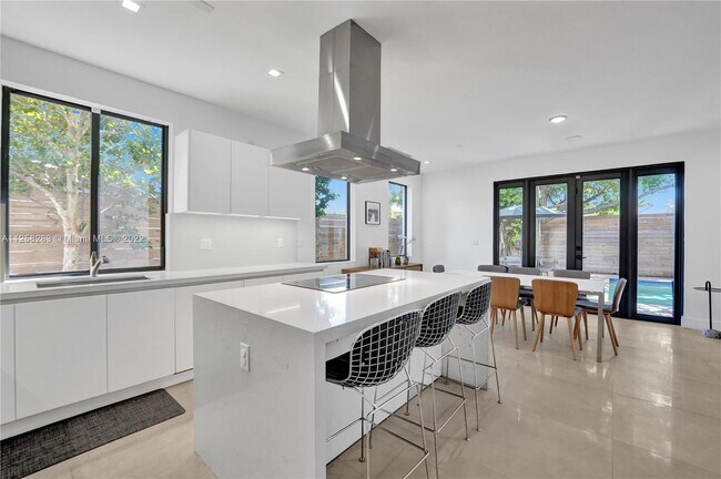 Building Photo - 3465 SW 3rd Ave