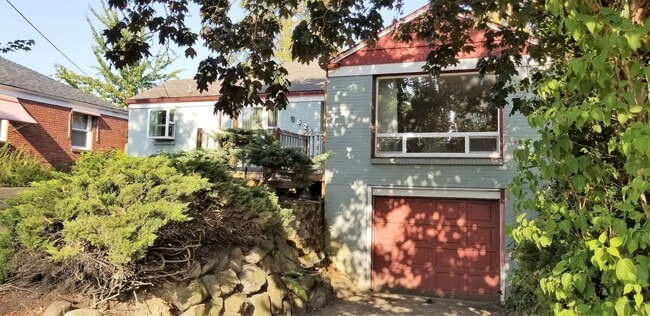 Building Photo - One Block to Lake Washington, Available Aug 1st
