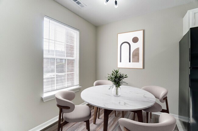 Building Photo - Renovated 2 Bedroom with Washer + Dryer Av...