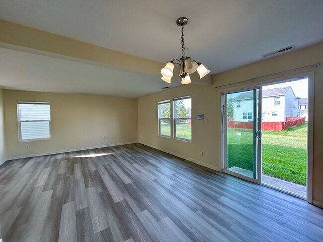 Building Photo - Beautiful 4 bedroom 2.5 bath 2 story home ...