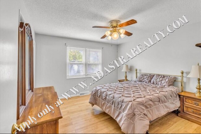 Building Photo - Beautiful 4 Bed 2 Bath Home in Olathe-Available in JULY!!