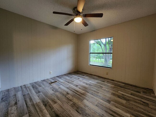 Building Photo - 3 Bed  2 Bath  2 Garage/Workshop and Fenced