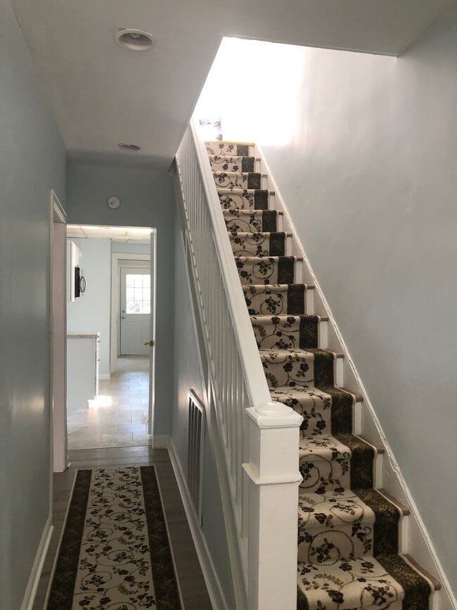 Building Photo - 3 Bedroom/1.5 Bath Northside Home ***Avail...