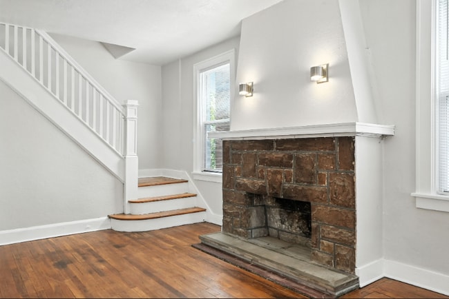 Building Photo - "Charming 3-Bed Retreat with Gleaming Hardwood Floors on Beacon Hill Avenue!"