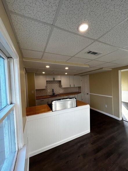 Building Photo - 444 Main St