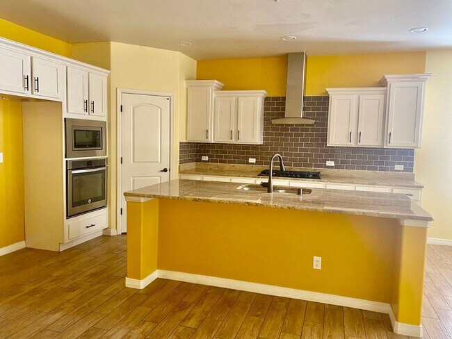 Building Photo - 4870 Villetta Ave