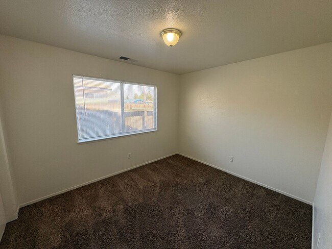 Building Photo - Cozy Home On Spacious Lot In Tulare Available Now!