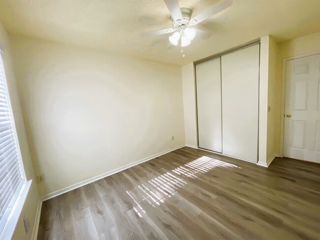 Building Photo - 107 S Village Knoll Cir