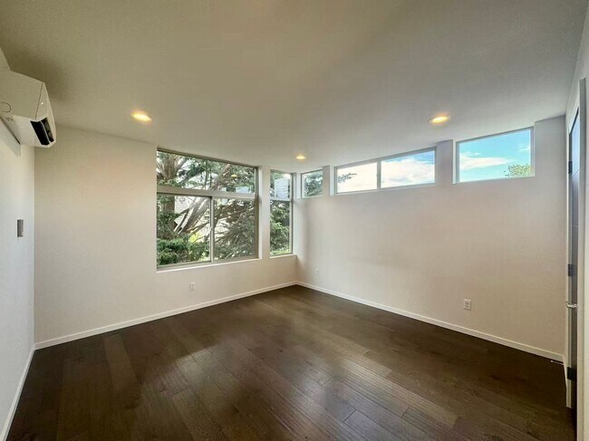 Building Photo - Charming Modern Stand-Alone Home in Ballar...
