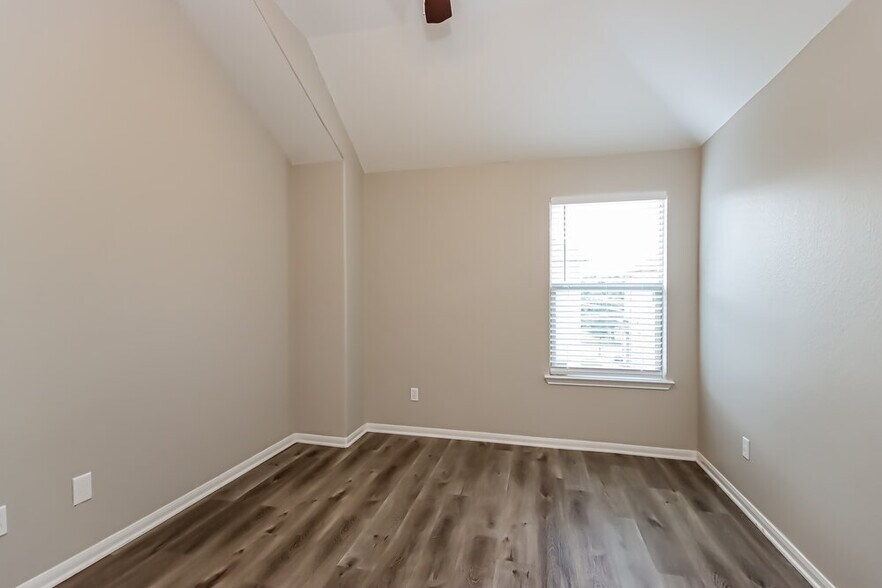 Building Photo - 17115 Amarose Dr