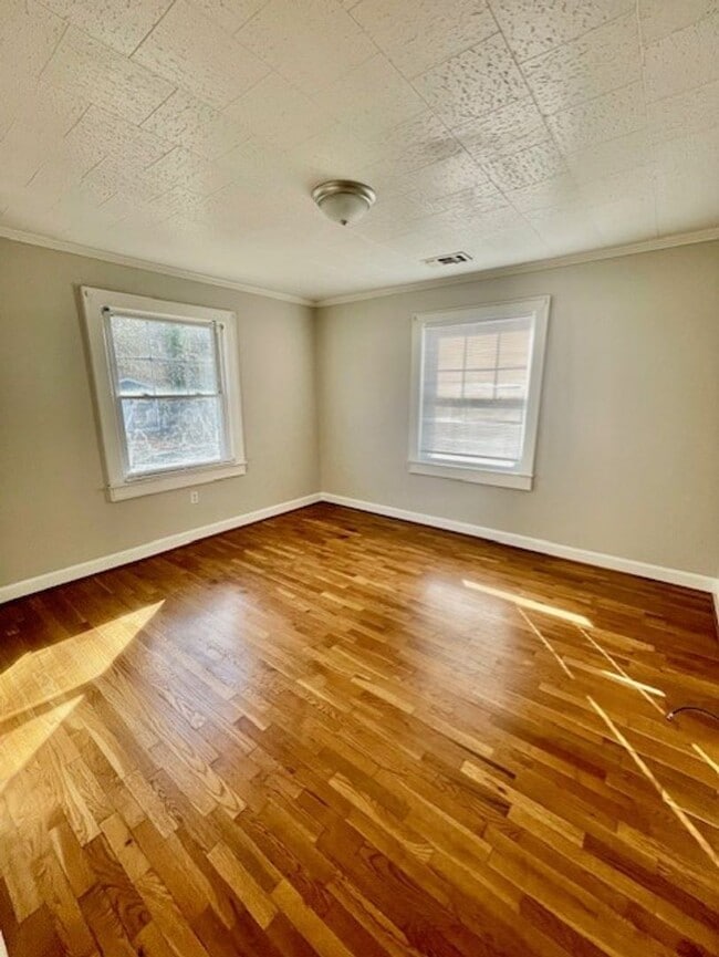 Building Photo - Welcome to this charming 2-bedroom, 1-bathroom house located in the desirable city of Charlotte, NC