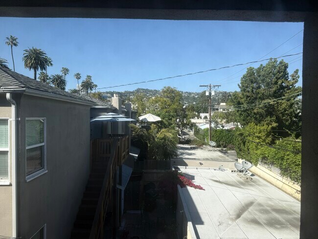 Building Photo - 408 N Doheny Dr