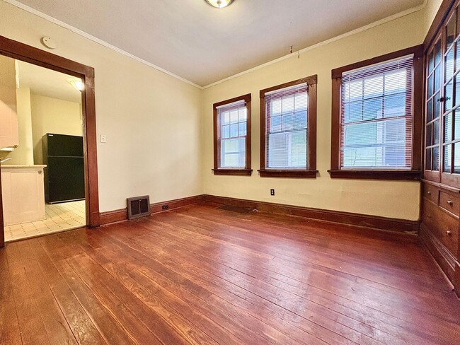 Building Photo - 1212 E Donald St