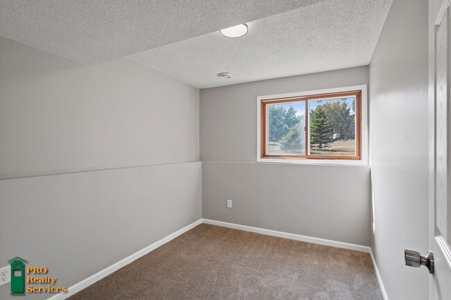 Building Photo - 4 Bedroom Home in Eagan