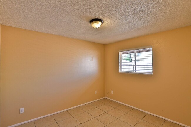 Building Photo - 2245 W Glenrosa Ave
