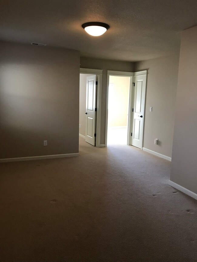 Building Photo - Beautiful NE Bend home, includes office an...
