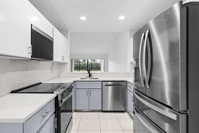 Building Photo - 5054 Golfview Ct