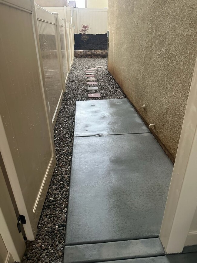 Building Photo - AVAILABLE MAY 15TH