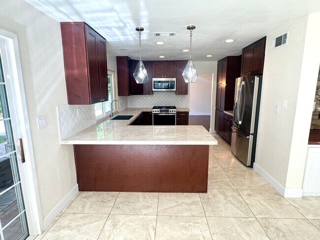 Building Photo - Rare opportunity spacious remodeled Camarillo Home on cul-de-sac with Electricity included!