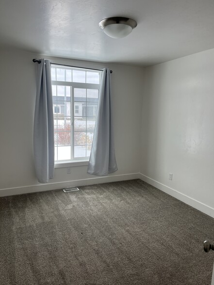 Bedroom - 685 W Roxbury St