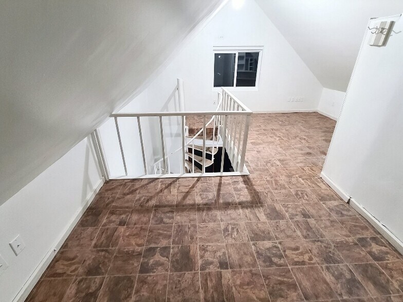 Building Photo - 636 W 17th St