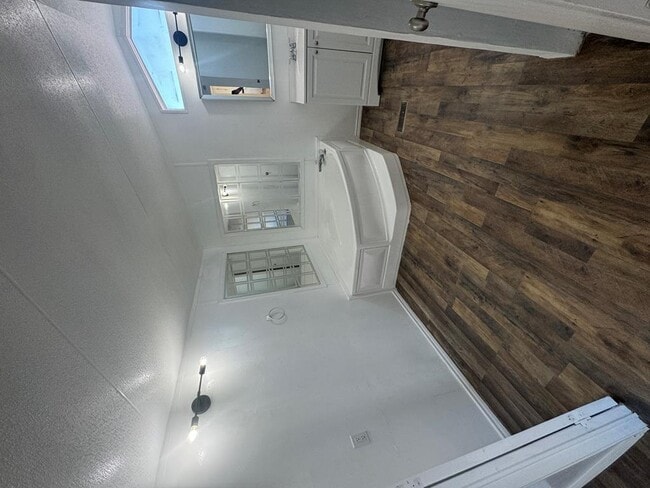 Building Photo - 14574 W 3rd St