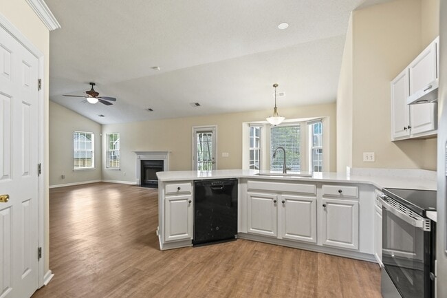 Building Photo - 115 Revolution Dr