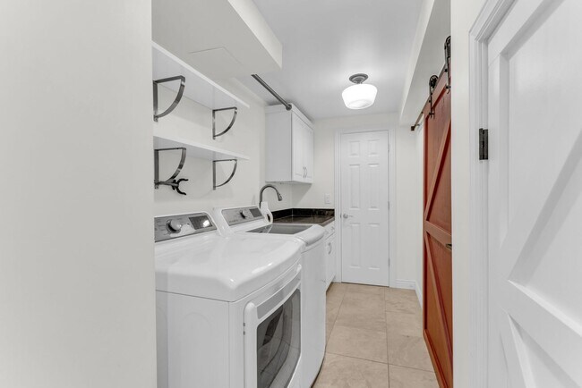 Building Photo - Holiday Ranchettes in Park Meadows
