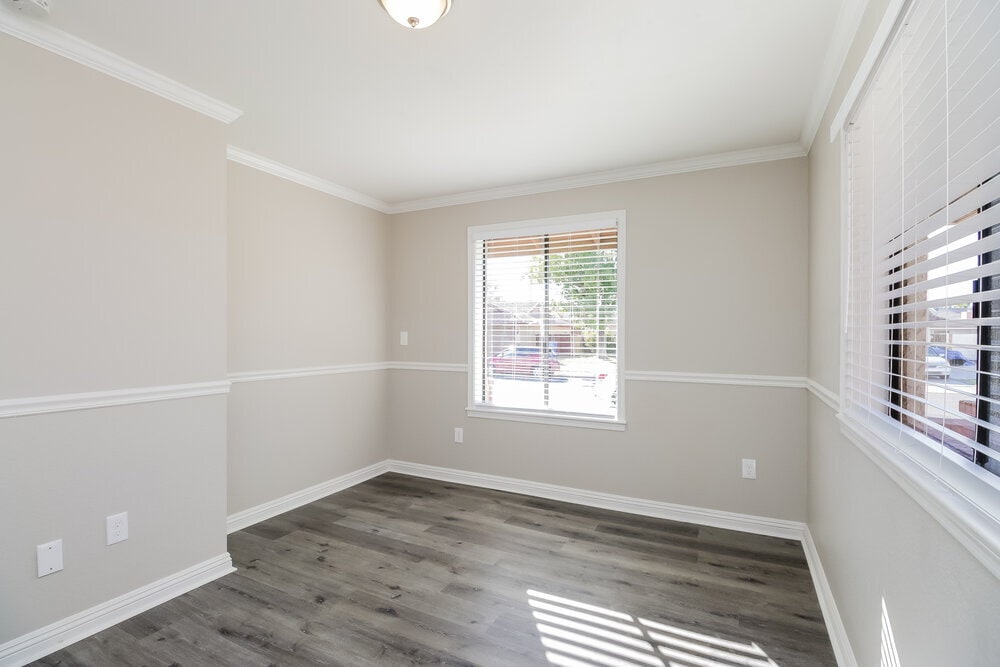 Building Photo - 440 E San Pedro Ave