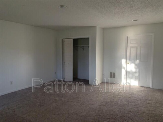 Building Photo - 125 Kyfields