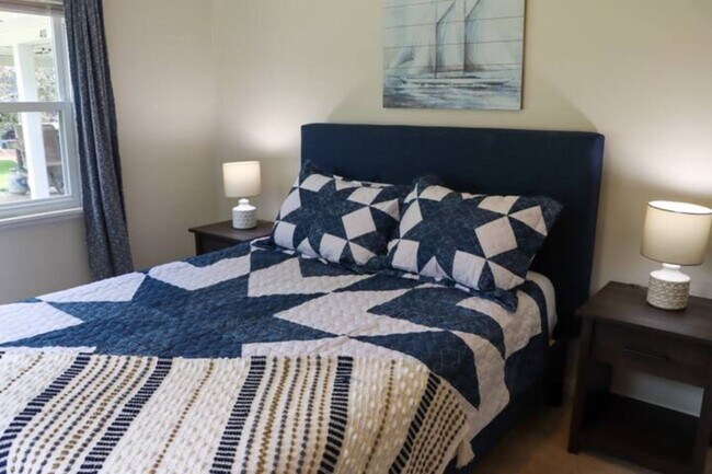 Bedroom #3 with queen bed - 410 Jefferson St