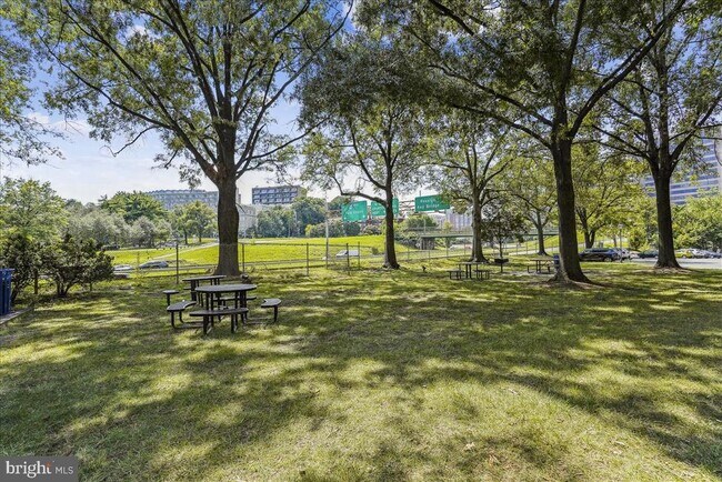 Building Photo - 1011 Arlington Blvd