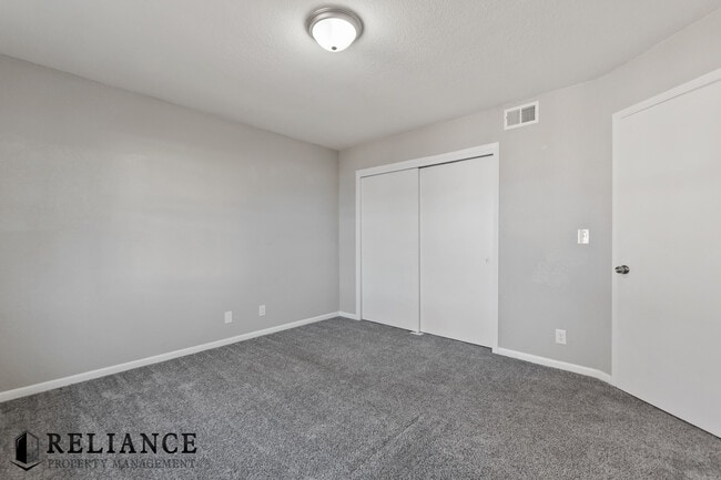 Building Photo - 8712 Lakeland Cir