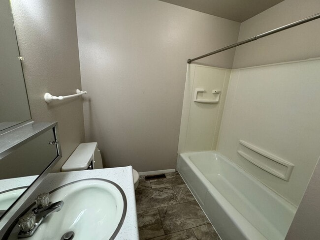 Building Photo - 2 bed, 2 office, 2 bath Townhouse
