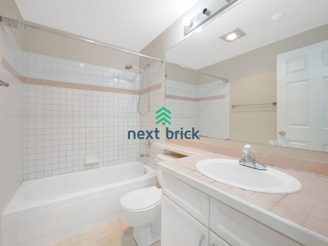 Building Photo - 2 Bed and 2.5 Bath Stunning Townhome is Available for Rent!