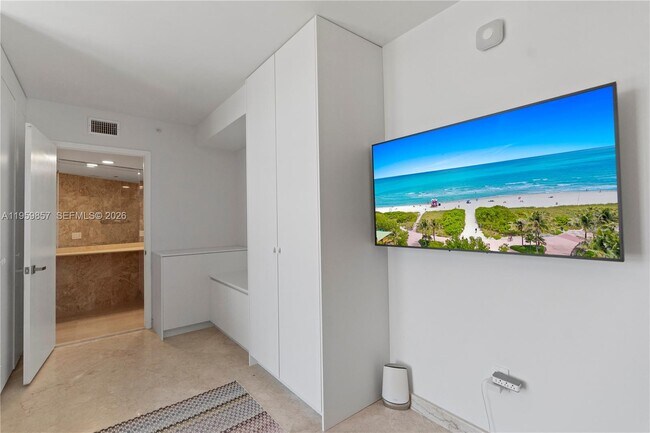 Building Photo - 18911 Collins Ave