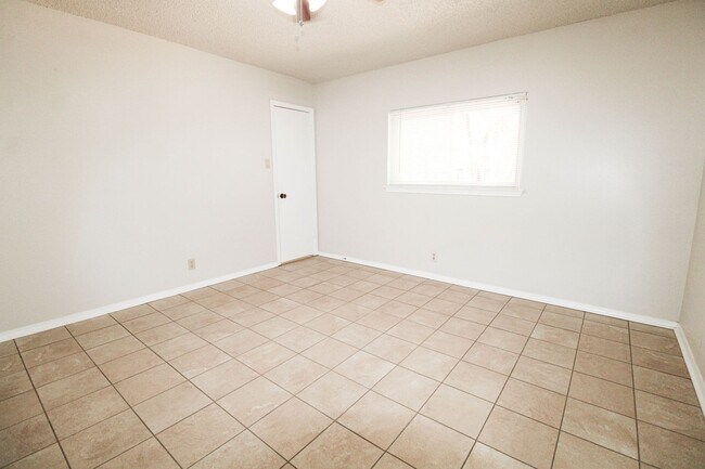 Building Photo - 3223 Tree Grove Dr