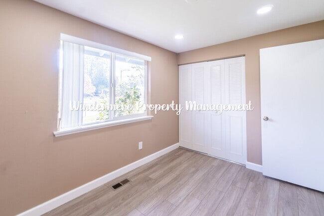 Building Photo - Bright and Charming 3 bed Rambler in Convenient Port Orchard Location
