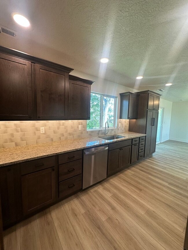 Building Photo - Style and Class....2 Bedroom, 1 bath , 1 C...