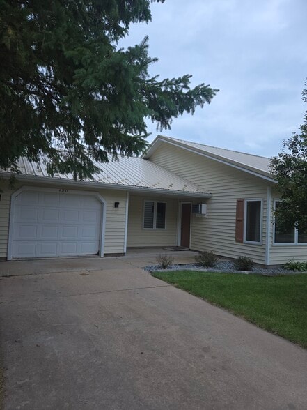 exterior - 490 Ellefson St