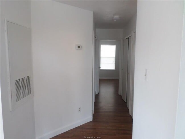 Building Photo - CUTE TWO BEDROOM ONE BATH DUPLEX ON SHUTTLE ROUTE