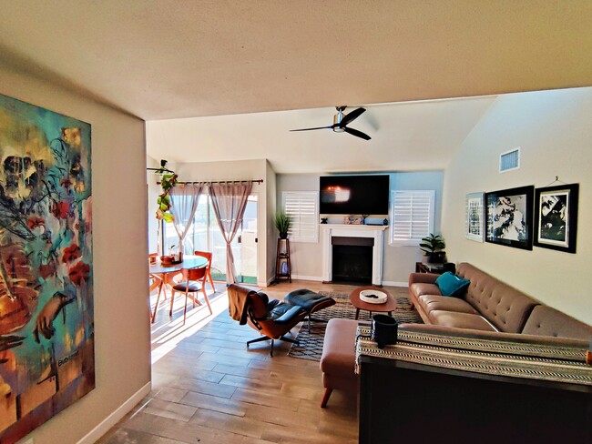 Living room with high ceilings and ample leisure space - 12621 Ralston Ave