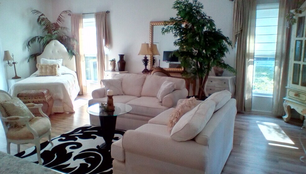 LOUNGE AREA - 1771 Hickory Ln