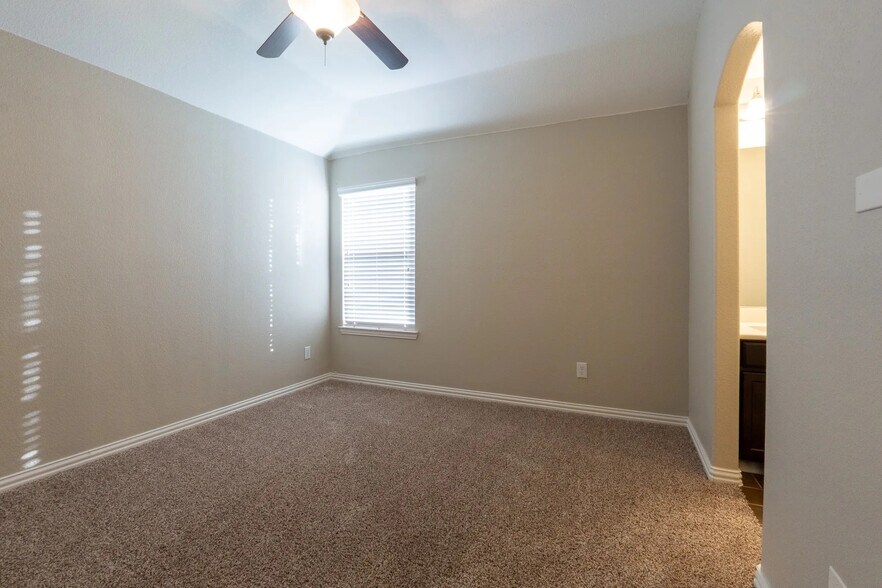 Building Photo - Room in House on Zanna Grace Way