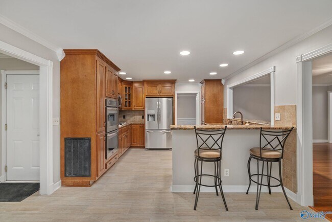 Building Photo - 820 Tannahill Dr SE