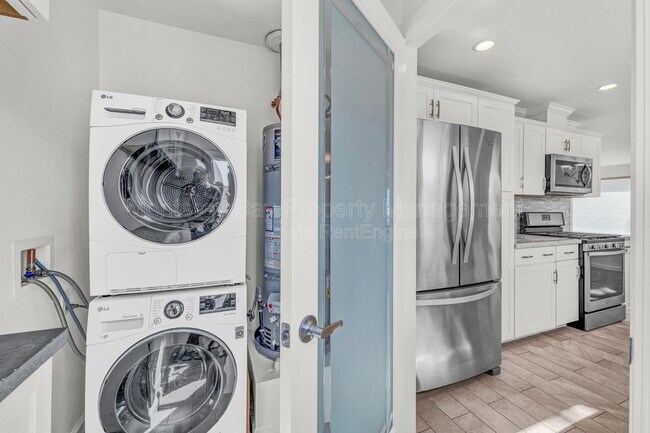 Building Photo - 12 Lilac St