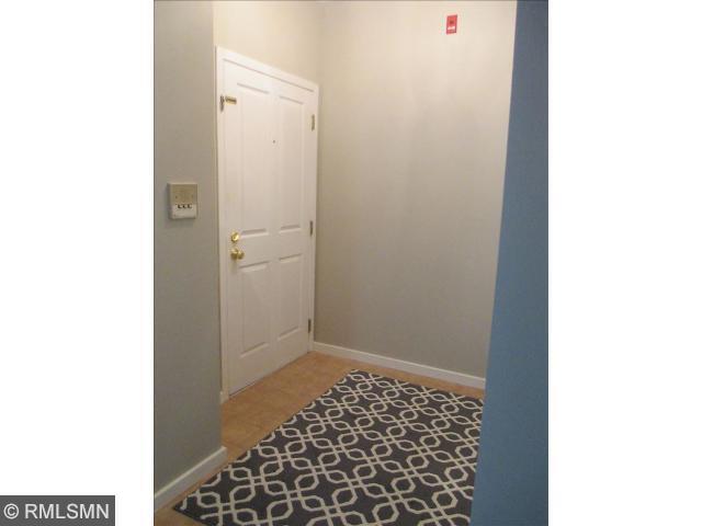 Large Entryway - 7540 Edinborough Way